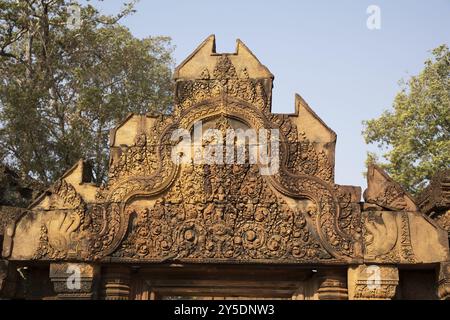 Relief am Eingangstor zum Tempelkomplex Banteay Srei in Kambodscha Stockfoto