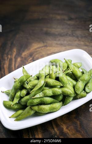 Eine Portion gesalzener japanischer Edamame-Grünbohnen-Snack-Vorspeise Stockfoto