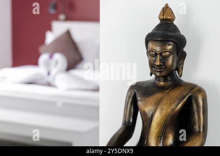 Bronze-buddha-Statue Innendesign-Detail im modernen asiatischen Wohnzimmer Stockfoto