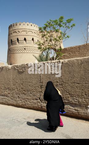 Straßenszene mit verhüllter Frau in Zentral-yazd-iran Stockfoto