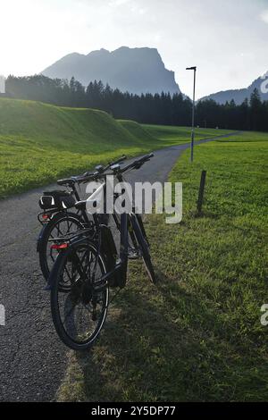 Radfahren im Bregenzerwald bei Au, Vorarlberg, Österreich, Blick auf die Kanisfluh, Radfahren im Bregenzerwald bei Au, Österreich, Europa Stockfoto