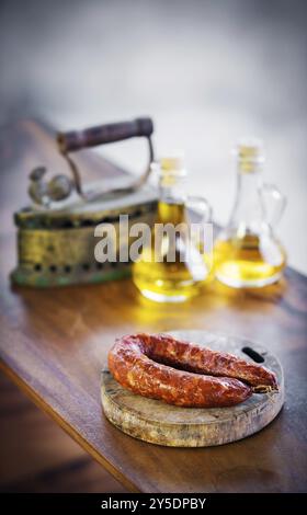 Traditionelle spanische portugiesische geräucherte Schweinefleisch Chorizo Courico rustikale würzige Wurst Stockfoto