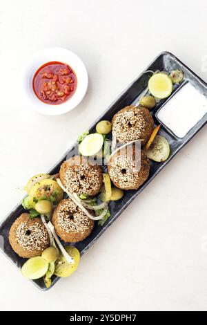 Kichererbsen Falafel traditionelle Speisen aus dem Nahen Osten Snackplatte Vorspeise-Set Stockfoto