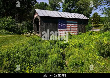 Die Victorian Village Covered Bridge, auch bekannt als Kissing Bridge in Rockingham, Vermont. Stockfoto