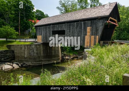 Die Warren Covered Bridge ist eine hölzerne Brücke über den Mad River in Warren, Vermont. Stockfoto