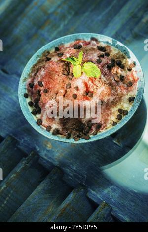 Kokosmilchsorbet mit Erdbeersauce und Vanilleeis Stockfoto