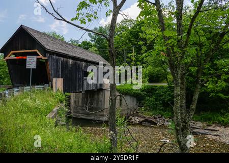 Die Warren Covered Bridge ist eine hölzerne Brücke über den Mad River in Warren, Vermont. Stockfoto