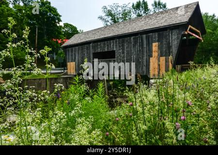 Die Warren Covered Bridge ist eine hölzerne Brücke über den Mad River in Warren, Vermont. Stockfoto