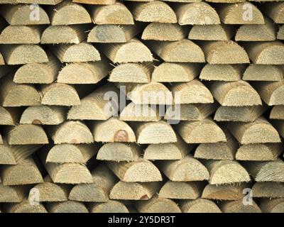 Holzlatten übereinander gestapelt für einen Gartenzaun Stockfoto