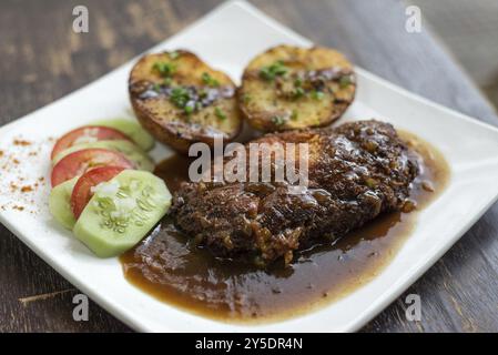 Berühmte Cordon bleu panierte gebratene Hähnchensoße und Kartoffelmahlzeit Stockfoto