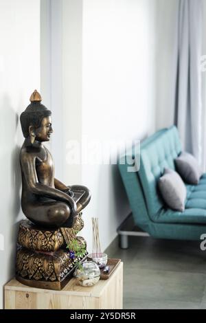 Bronze-buddha-Statue Innendesign-Detail im modernen asiatischen Wohnzimmer Stockfoto