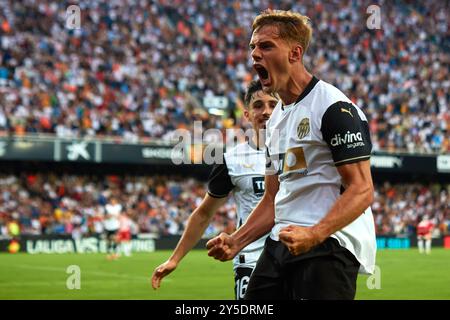 VALENCIA, SPANIEN - 21. SEPTEMBER: Dani Gomez von Valencia CF feiert das Tor beim LaLiga-Spiel zwischen Valencia CF und Girona FC im Estadio Mestalla am 21. September 2024 in Valencia. Stockfoto