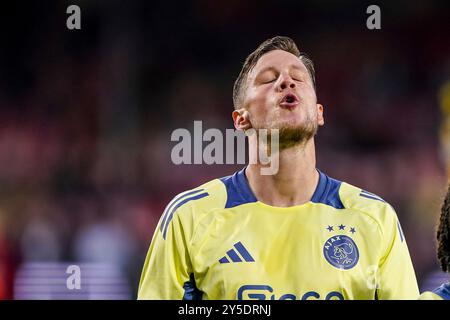 Deventer, Niederlande. September 2024. DEVENTER, NIEDERLANDE - 21. SEPTEMBER: Wout Weghorst von AFC Ajax sieht beim niederländischen Eredivisie-Spiel zwischen Go Ahead Eagles und AFC Ajax in de Adelaarshorst am 21. September 2024 in Deventer, Niederlande, an. (Foto von Andre Weening/Orange Pictures) Credit: dpa/Alamy Live News Stockfoto
