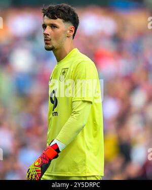 Turf Moor, Burnley, Lancashire, Großbritannien. September 2024. EFL Championship Football, Burnley gegen Portsmouth; James Trafford von Burnley Credit: Action Plus Sports/Alamy Live News Stockfoto