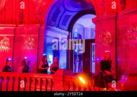 Nachtschicht Am 18. September 2024 startete 21 Uhr wieder die Nachtschicht im Dresdner Rathaus ein. Dazu wurden Dresdnerinnen und Dresdner eingeladen, welche in diesem Jahr 18 geworden sind. Dresden Sachsen Deutschland *** Nachtschicht am 18. September 2024 um 21 Uhr begann die Nachtschicht wieder im Dresdener Rathaus. Dresdener, die dieses Jahr 18 Jahre alt wurden, wurden eingeladen Dresden Sachsen Deutschland Stockfoto