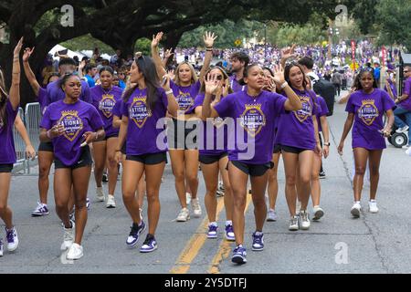 Baton Rouge, LA, USA. September 2024. Haleigh Bryant führt das nationale Turnerteam den Hügel hinunter, bevor die NCAA-Fußballspiele zwischen den UCLA Bruins und den LSU Tigers im Tiger Stadium in Baton Rouge, LA, stattfinden. Jonathan Mailhes/CSM/Alamy Live News Stockfoto