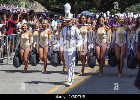 Baton Rouge, LA, USA. September 2024. Die Golden Band aus Tigerland geht den Victory Hill hinunter, bevor die NCAA-Fußballspiele zwischen den UCLA Bruins und den LSU Tigers im Tiger Stadium in Baton Rouge, LA, stattfinden. Jonathan Mailhes/CSM/Alamy Live News Stockfoto