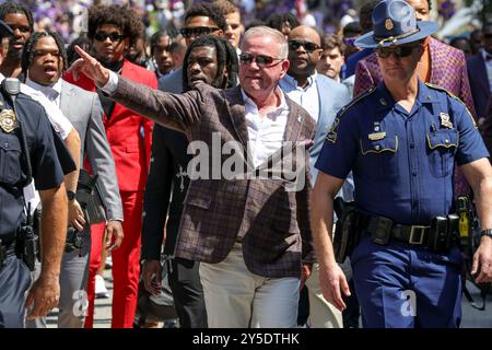 Baton Rouge, LA, USA. September 2024. LSU Head Coach Brian Kelly führt sein Team auf den Victory Hill, bevor es im Tiger Stadium in Baton Rouge, LA, zwischen den UCLA Bruins und den LSU Tigers spielt. Jonathan Mailhes/CSM/Alamy Live News Stockfoto