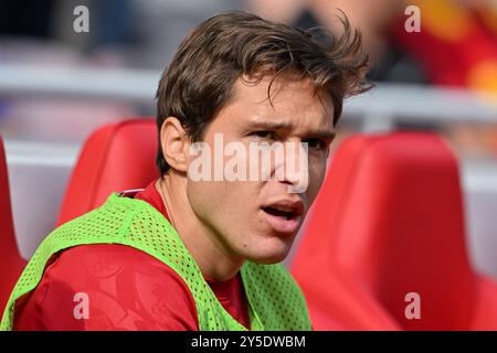 Liverpool, Großbritannien. September 2024. Federico Chiesa aus Liverpool auf der Bank vor dem Premier League-Spiel Liverpool gegen Bournemouth in Anfield, Liverpool, Vereinigtes Königreich, 21. September 2024 (Foto: Cody Froggatt/News Images) in Liverpool, Vereinigtes Königreich am 21. September 2024. (Foto: Cody Froggatt/News Images/SIPA USA) Credit: SIPA USA/Alamy Live News Stockfoto