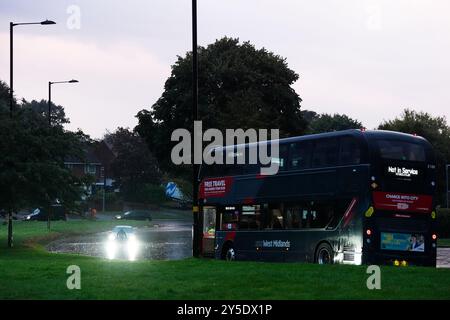 Fahrzeuge, die in Hochwasser auf der Aldridge Road in Perry Bar, Birmingham, gestrandet sind. Gewitter und starke Schauer haben Teile Großbritanniens getroffen, da die Wettervorhersagen vor weiteren Unruhen in den kommenden Tagen warnten. Bilddatum: Samstag, 21. September 2024. Stockfoto