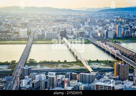 Panoramablick auf die Skyline von Osaka bei Sonnenuntergang. Moderne Glashochhäuser vom Umeda Sky Building aus gesehen. Stockfoto