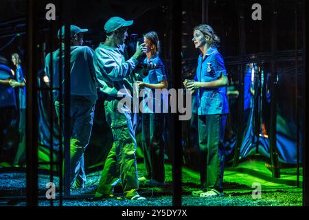 Cottbus, Deutschland. September 2024. Die Schauspieler Torben Appel und Nathalie Schörken gehen auf die Bühne der Kammerbühne. Unter dem Covertitel „verblendet“ wurde das Stück „Entrückt“ von Lucy Kirkwood am Staatstheater Cottbus als Offenbarung von Dave Davidson angekündigt. Heute Abend war die Premiere das Denouement. „Entrückt“ geht es darum, dass Celeste und Noah Quilter sich und ihr Leben bis zu ihrem mysteriösen Tod kennenlernen. Vermerk: Frank Hammerschmidt/dpa/Alamy Live News Stockfoto