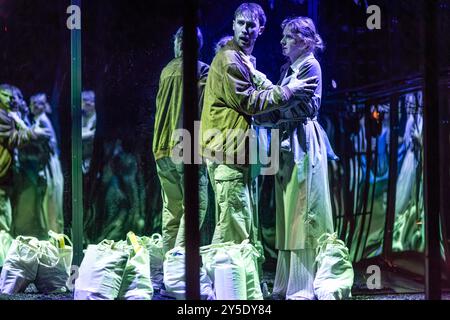 Cottbus, Deutschland. September 2024. Die Schauspieler Torben Appel und Nathalie Schörken gehen auf die Bühne der Kammerbühne. Unter dem Covertitel „verblendet“ wurde das Stück „Entrückt“ von Lucy Kirkwood am Staatstheater Cottbus als Offenbarung von Dave Davidson angekündigt. Heute Abend war die Premiere das Denouement. „Entrückt“ geht es darum, dass Celeste und Noah Quilter sich und ihr Leben bis zu ihrem mysteriösen Tod kennenlernen. Vermerk: Frank Hammerschmidt/dpa/Alamy Live News Stockfoto