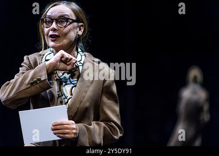 Cottbus, Deutschland. September 2024. Die Schauspielerin Sigrun Fischer ist auf der Bühne an der Kammerbühne. Unter dem Covertitel „verblendet“ wurde das Stück „Entrückt“ von Lucy Kirkwood als Offenbarung von Dave Davidson am Staatstheater Cottbus angekündigt. Heute Abend war die Premiere das Denouement. „Entrückt“ geht es darum, dass Celeste und Noah Quilter sich und ihr Leben bis zu ihrem mysteriösen Tod kennenlernen. Vermerk: Frank Hammerschmidt/dpa/Alamy Live News Stockfoto