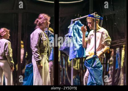 Cottbus, Deutschland. September 2024. Die Schauspieler Torben Appel und Nathalie Schörken gehen auf die Bühne der Kammerbühne. Unter dem Covertitel „verblendet“ wurde das Stück „Entrückt“ von Lucy Kirkwood am Staatstheater Cottbus als Offenbarung von Dave Davidson angekündigt. Heute Abend war die Premiere das Denouement. „Entrückt“ geht es darum, dass Celeste und Noah Quilter sich und ihr Leben bis zu ihrem mysteriösen Tod kennenlernen. Vermerk: Frank Hammerschmidt/dpa/Alamy Live News Stockfoto