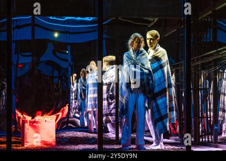 Cottbus, Deutschland. September 2024. Die Schauspieler Torben Appel und Nathalie Schörken gehen auf die Bühne der Kammerbühne. Unter dem Covertitel „verblendet“ wurde das Stück „Entrückt“ von Lucy Kirkwood am Staatstheater Cottbus als Offenbarung von Dave Davidson angekündigt. Heute Abend war die Premiere das Denouement. „Entrückt“ geht es darum, dass Celeste und Noah Quilter sich und ihr Leben bis zu ihrem mysteriösen Tod kennenlernen. Vermerk: Frank Hammerschmidt/dpa/Alamy Live News Stockfoto