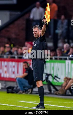 Deventer, Niederlande. September 2024. DEVENTER, NIEDERLANDE - 21. SEPTEMBER: Schiedsrichter Charles Schaap reagiert beim niederländischen Eredivisie-Spiel zwischen Go Ahead Eagles und AFC Ajax in de Adelaarshorst am 21. September 2024 in Deventer, Niederlande. (Foto von Andre Weening/Orange Pictures) Credit: Orange Pics BV/Alamy Live News Stockfoto