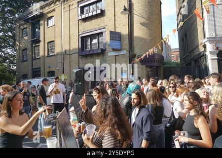 London, Großbritannien. September 2024. Große Menschenmassen besuchen das Bermondsey Street Festival in London, Großbritannien. Es gab verschiedene Imbissstände, Veranstaltungen und Musik den ganzen Tag über. Die Veranstaltung wurde in den vergangenen Jahren abgesagt. Andrew Steven Graham/Alamy Live News Stockfoto