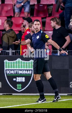 Deventer, Niederlande. September 2024. DEVENTER, NIEDERLANDE - 21. SEPTEMBER: Schiedsrichter Marc Nagtegaal wärmt sich während des niederländischen Eredivisie-Spiels zwischen Go Ahead Eagles und AFC Ajax am 21. September 2024 in de Adelaarshorst auf. (Foto von Andre Weening/Orange Pictures) Credit: dpa/Alamy Live News Stockfoto
