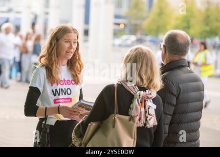 NUR Mitglieder der Musikerunion (MU) des Orchesters der Welsh National Opera (WNO) nehmen an Arbeitskampfmaßnahmen Teil, bevor WNO Rigoletto im Wales Millennium Centre aufführt. Bilddatum: Samstag, 21. September 2024. Stockfoto