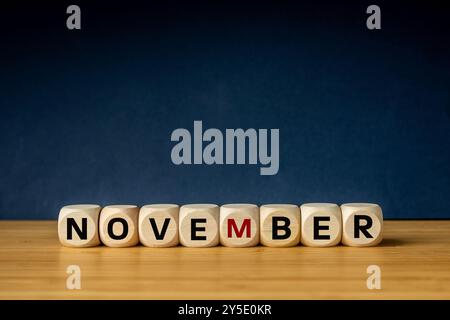 November-Symbol. Konzeptionelles Wort November auf Holzblöcken, die auf Tisch auf wunderschönem marineblauen Hintergrund stehen, Kopierraum. Heeloween, Herbstverkäufe, s Stockfoto