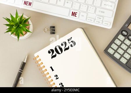 Plan 2025. Neues Ich, konzeptuelle Worte in Notizbuch geschrieben. Neujahrsvorsätze, Neuanfang. Geschäftsidee, Businessplan, Kopierraum Stockfoto