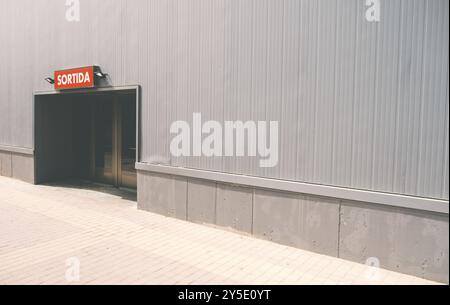 Ein Ausgang zu Einem Gebäude in Spanien mit der Bezeichnung Sortida Stockfoto