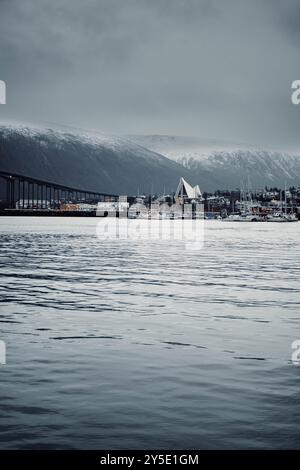 Arktische Kathedrale an nebeligen Herbsttagen in Tromso, Norwegen, schneebedeckter Bergblick Stockfoto