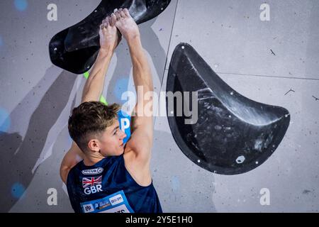 Prag, Tschechische Republik. September 2024. Weltmeisterschaft im Sportklettern (Bouldern): Endspiel der Herren, in Prag, Tschechische Republik, 21. September 2024. Toby Roberts aus Großbritannien. Quelle: Jaroslav Svoboda/CTK Photo/Alamy Live News Stockfoto