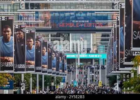 London, Großbritannien. 21. September 2024. Boxfans kommen im Wembley Stadium zum Kampf zwischen Anthony Joshua und IBF-Champion Daniel Dubois an. Joshua will vor 96.000 Fans dreimaligen Weltmeister im Schwergewicht werden. Quelle: Stephen Chung / Alamy Live News Stockfoto