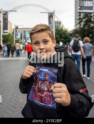 London, Großbritannien. 21. September 2024. Jude, 11 Jahre alt, aus Essex, ein Boxfan, kommt im Wembley Stadium zum Kampf zwischen Anthony Joshua und IBF-Champion Daniel Dubois. Joshua will vor 96.000 Fans dreimaligen Weltmeister im Schwergewicht werden. (Die Erlaubnis der Eltern wurde erteilt) Credit: Stephen Chung / Alamy Live News Stockfoto