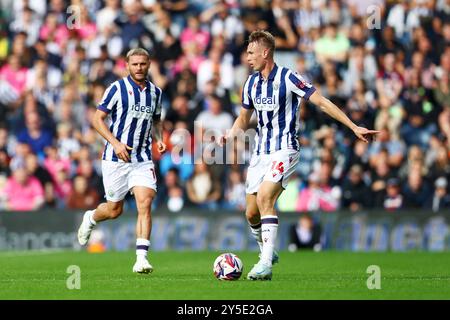 West Bromwich, Großbritannien. September 2024. Torbjorn Heggem aus West Bromwich Albion gibt dem Teamkollegen John Swift während des Sky Bet Championship Matches in den Hawthorns in West Bromwich Gesten. Der Bildnachweis sollte lauten: Annabel Lee-Ellis/Sportimage Credit: Sportimage Ltd/Alamy Live News Stockfoto