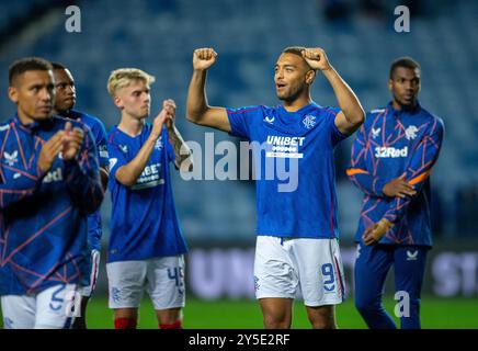 Ibrox Stadium, Glasgow, Großbritannien. September 2024. Der schottische Premier Sports League Cup Fußball, Rangers versus Dundee; Cyriel Dessers of Rangers feiert, wie die Fans seinen Namen nach dem Spiel singen. Credit: Action Plus Sports/Alamy Live News Stockfoto