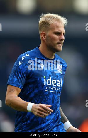 West Bromwich, Großbritannien. September 2024. Uros Racic von West Bromwich Albion wärmt sich vor dem Sky Bet Championship-Spiel in den Hawthorns in West Bromwich auf. Der Bildnachweis sollte lauten: Annabel Lee-Ellis/Sportimage Credit: Sportimage Ltd/Alamy Live News Stockfoto