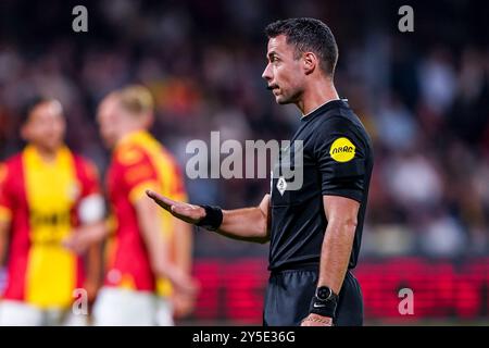 Deventer, Niederlande. September 2024. DEVENTER, NIEDERLANDE - 21. SEPTEMBER: Schiedsrichter Marc Nagtegaal reagiert während des niederländischen Eredivisie-Spiels zwischen Go Ahead Eagles und AFC Ajax in de Adelaarshorst am 21. September 2024 in Deventer, Niederlande. (Foto von Andre Weening/Orange Pictures) Credit: Orange Pics BV/Alamy Live News Stockfoto