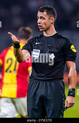 Deventer, Niederlande. September 2024. DEVENTER, NIEDERLANDE - 21. SEPTEMBER: Schiedsrichter Marc Nagtegaal reagiert während des niederländischen Eredivisie-Spiels zwischen Go Ahead Eagles und AFC Ajax in de Adelaarshorst am 21. September 2024 in Deventer, Niederlande. (Foto von Andre Weening/Orange Pictures) Credit: Orange Pics BV/Alamy Live News Stockfoto