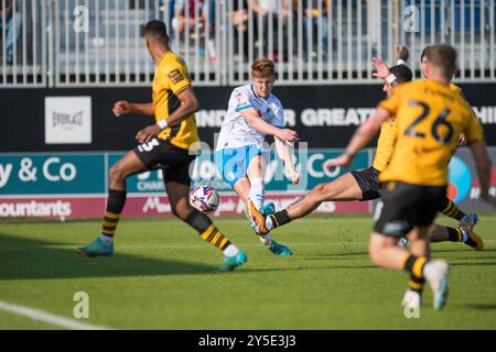 Barrows GED Garner schießt beim Spiel der Sky Bet League 2 zwischen Barrow und Newport County in der Holker Street, Barrow-in-Furness, am Samstag, den 21. September 2024. (Foto: Ian Allington | MI News) Credit: MI News & Sport /Alamy Live News Stockfoto