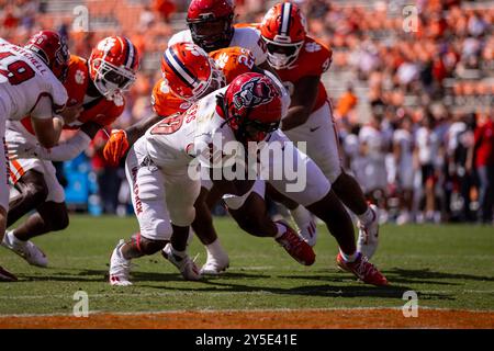 Clemson, SC, USA. September 2024. North Carolina State Wolfpack Running Back Hollywood Smothers (20) läuft im ACC Football Matchup im Memorial Stadium in Clemson, SC, für einen Touchdown gegen die Clemson Tigers. (Scott Kinser/CSM). Quelle: csm/Alamy Live News Stockfoto