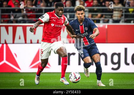 Reims, Frankreich, Frankreich. September 2024. Marshall MUNETSI von Reims und Desire DOUE von PSG während des Ligue-1-Spiels zwischen Stade de Reims und Paris Saint-Germain (PSG) im Auguste-Delaune-Stadion am 21. September 2024 in Reims, Frankreich. (Kreditbild: © Matthieu Mirville/ZUMA Press Wire) NUR REDAKTIONELLE VERWENDUNG! Nicht für kommerzielle ZWECKE! Stockfoto