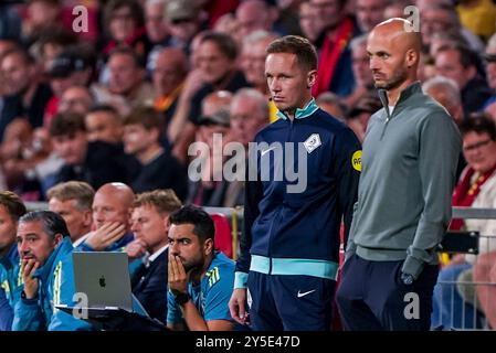 Deventer, Niederlande. September 2024. DEVENTER, NIEDERLANDE - 21. SEPTEMBER: Der vierte offizielle Ingmar Oostrom sieht sich während des niederländischen Eredivisie-Spiels zwischen Go Ahead Eagles und AFC Ajax in de Adelaarshorst am 21. September 2024 in Deventer, Niederlande, an. (Foto von Andre Weening/Orange Pictures) Credit: dpa/Alamy Live News Stockfoto